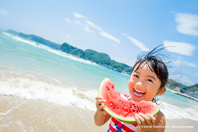 夏の海辺でスイカを食べる女の子 Portfolio By Amanaimages ポートフォリオ